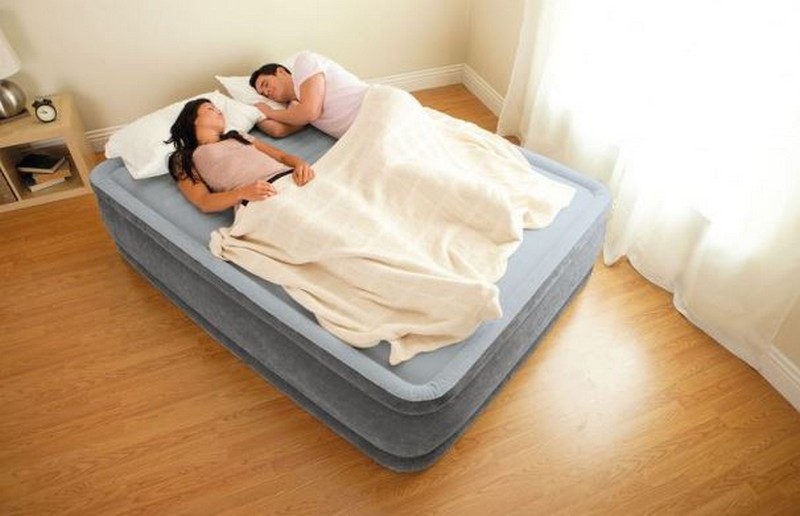 Двуспальная надувная кровать со встроенным насосом.